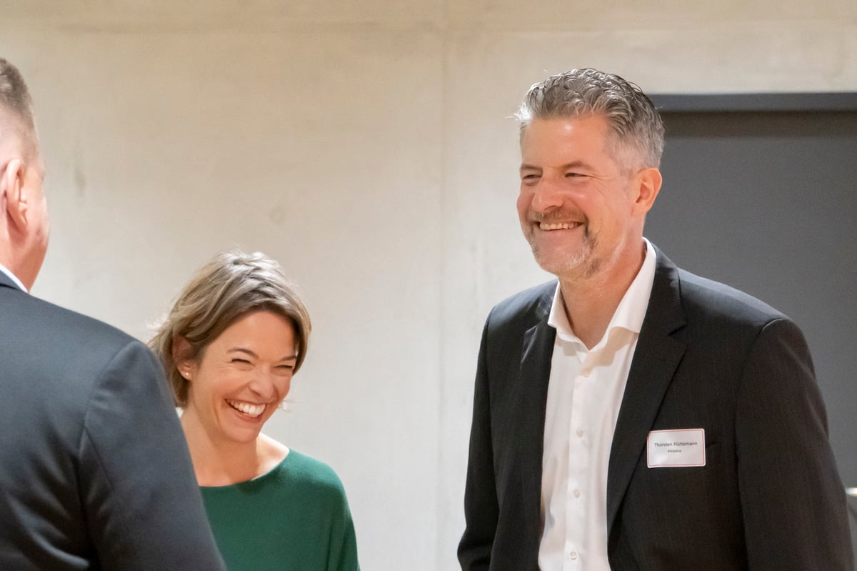 Anna Planken lachend mit Thorsten Rühleman Atradius