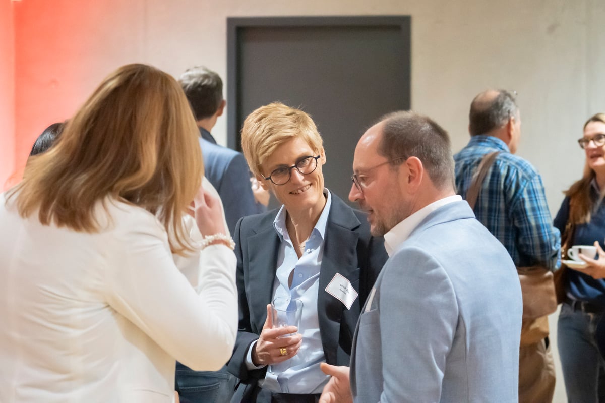 Vertrieblerin Atradius im Gespräch mit Mann